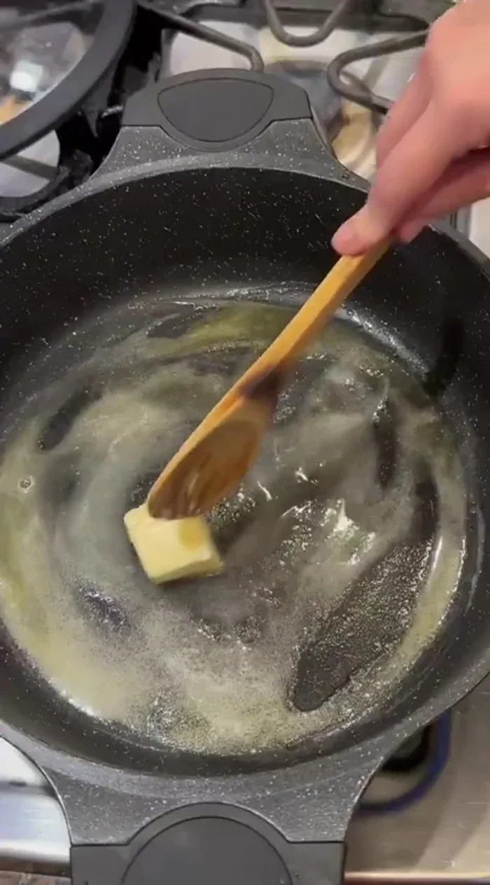 Cook the rice: Wash the rice thoroughly. Melt butter in a pan, sauté the rice, then add hot water (2 cups per 1 cup of rice). Bring to a boil, reduce heat, cover, and cook for 20 minutes.