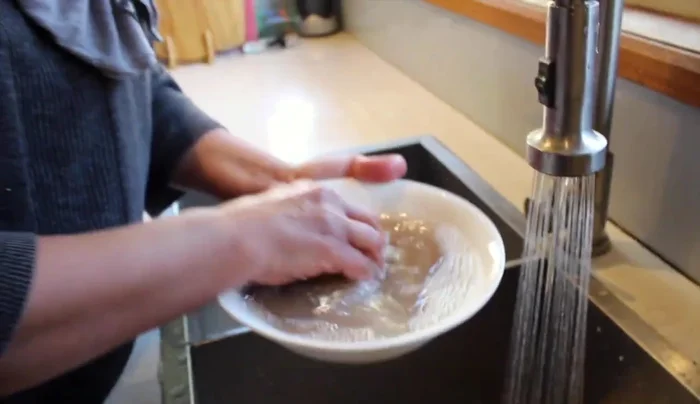 Wash the bulgur thoroughly with warm water, then soak it for 5 minutes.