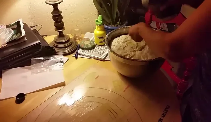 Knead the dough lightly on a lightly oiled surface.