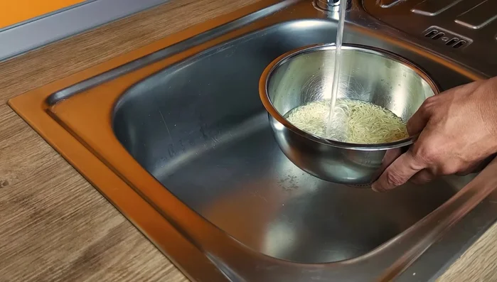 Wash the rice to remove starch and soak for 15 minutes.