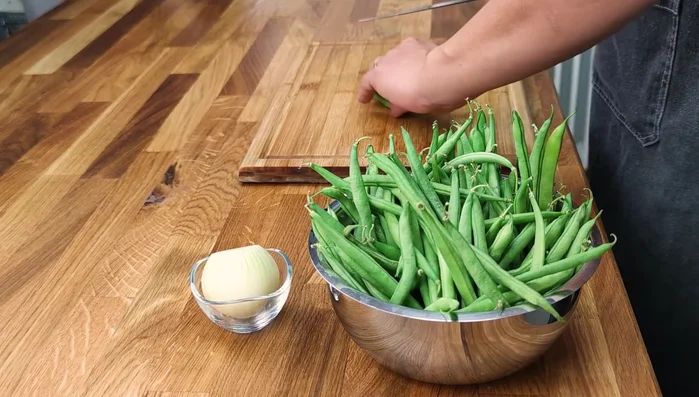 Clean and cut the beans in half.