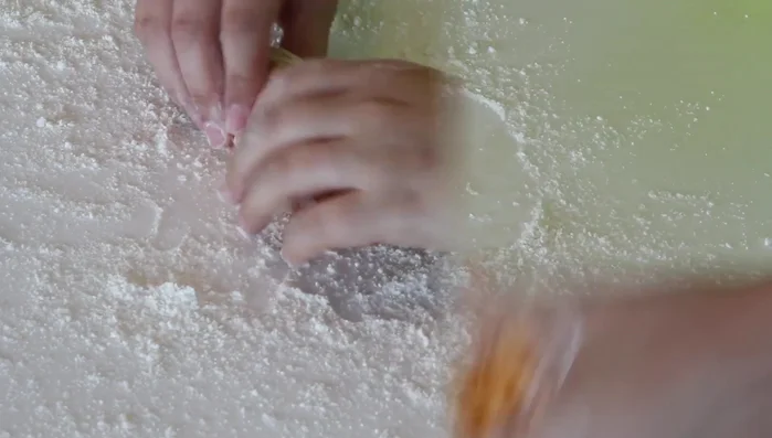 Flour your work surface. Roll the dough into thin rods. (133.519)