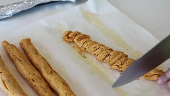 Arrange the pieces face up on a baking sheet. (220.28)