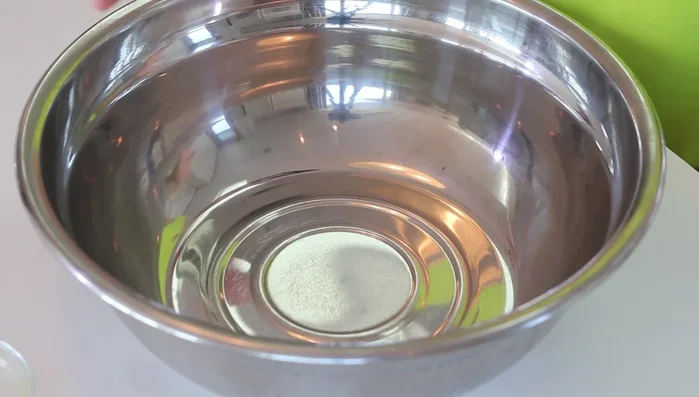 Combine all dry ingredients (flour, baking powder, paprika, salt, chili pepper, thyme) in a large bowl. (51.719)