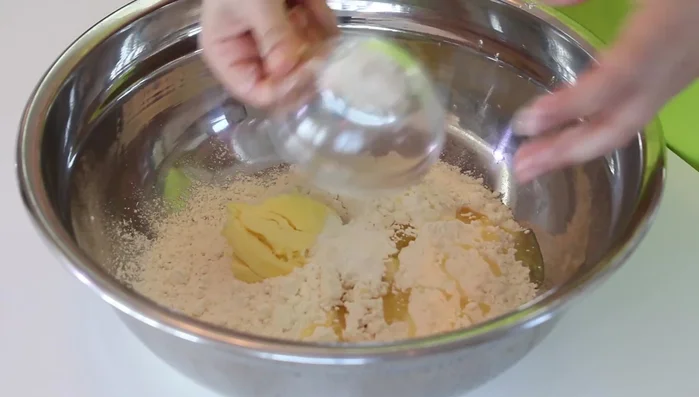 Add the wet ingredients (vegetable oil, soft butter, cheese). (54.92)