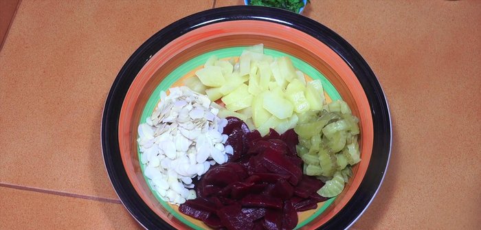 Combine cooked beetroot and potatoes in a mixing bowl.