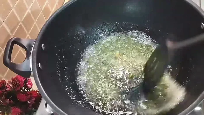 Heat desi ghee in a pan. Add cardamom and fry until fragrant.