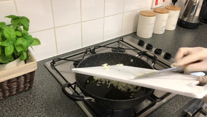 Heat olive oil in a pan, sauté the chopped onion until golden brown. (105.6)