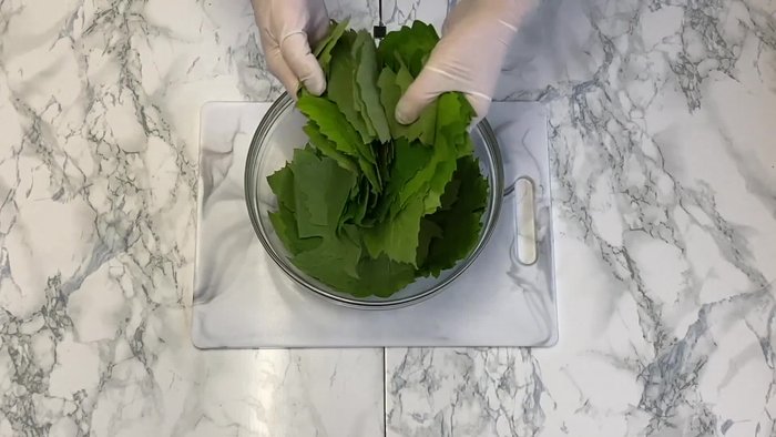 Prepare the vine leaves. If using fresh leaves, blanch them in boiling water for 15-20 minutes, then drain. (13.599)