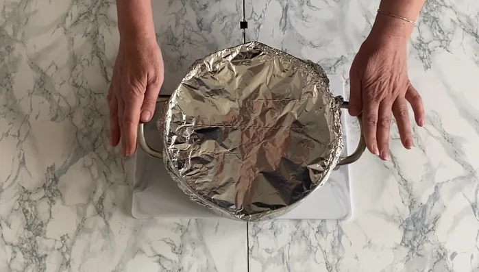 Bake in a preheated oven at 200 degrees Celsius (392°F) for 35-40 minutes. (425.039)