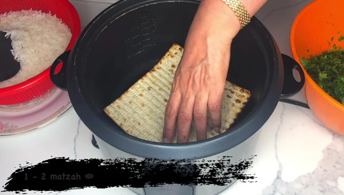 Prepare the ‘tadig’ (crispy bottom): Pour 6-7 tbsp olive oil into the pot. Add 1-2 mozza breads (or substitute with potatoes or flatbread).
