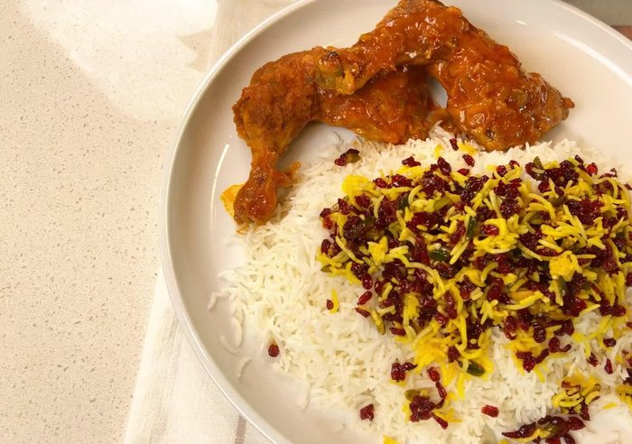 Marinate the chicken with saffron, salt, turmeric, black pepper, cinnamon, and garlic powder. Rub it in, put the lid on, and leave it in the fridge for 1 hour.