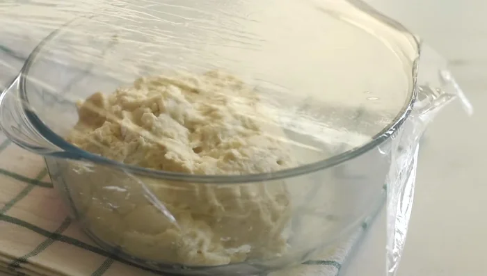 Cover the dough with plastic film and let it rise for 30 minutes.
