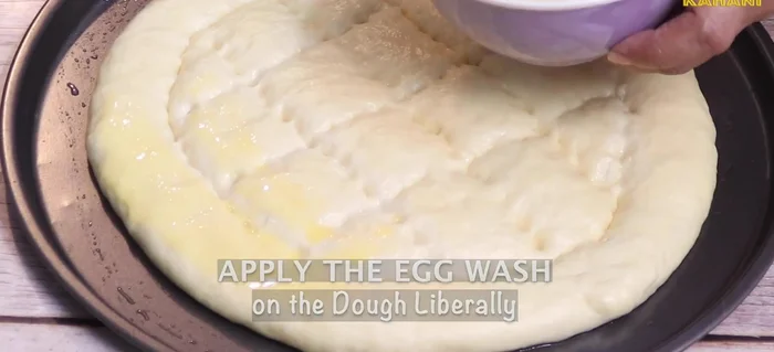 Apply egg white to the dough nicely.