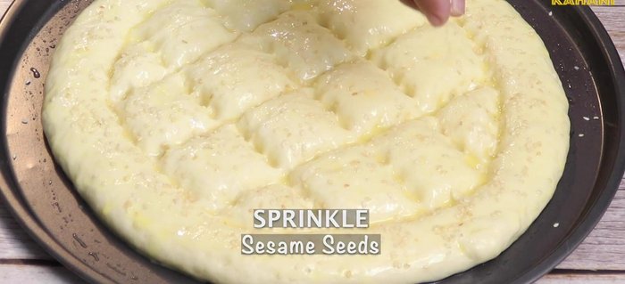 Sprinkle oil on the dough. Preheat the oven to 250 degrees Celsius.