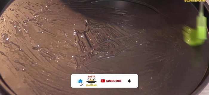 Grease a baking pan with oil. Divide the dough into two parts and apply it to the pan.