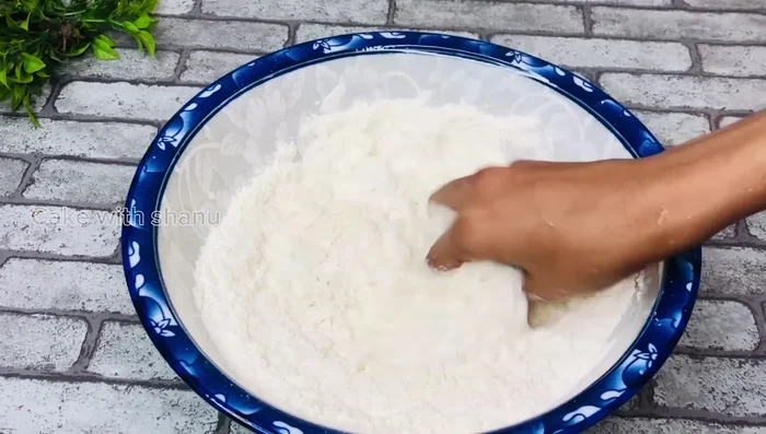 Heat the oil in a pan for frying.