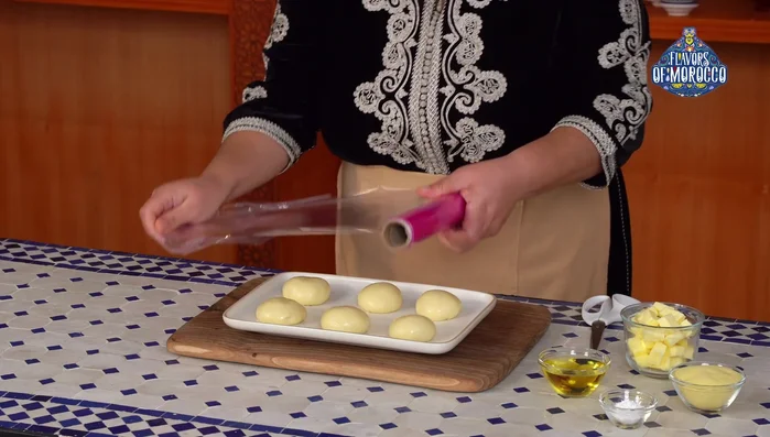 Prepare the layering mixture: Mix butter, durum wheat semolina, vegetable oil, and baking powder until you have a paste-like consistency.