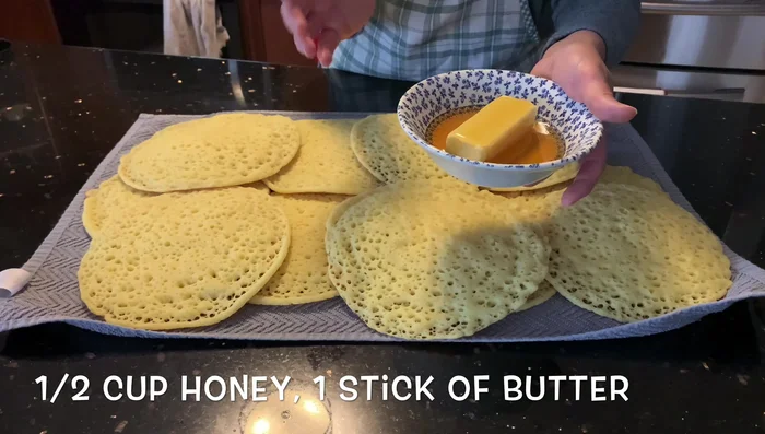 In a bowl, melt butter in the microwave (20 seconds). Mix with honey.