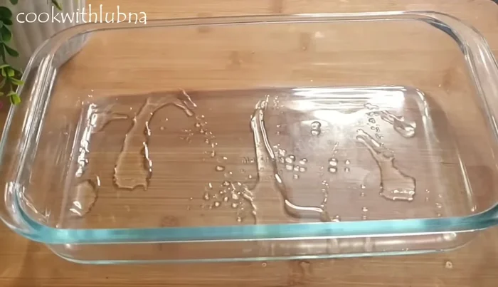 Grease a baking mold with oil and sprinkle with semolina.