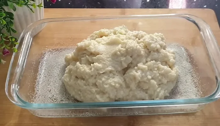 Pour the semolina mixture into the prepared mold and smooth the top. Make marks on the surface.