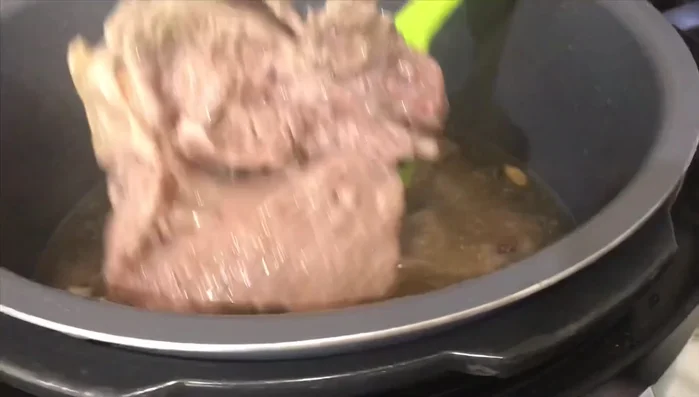Bring the yogurt sauce to a boil. Remove the lamb meat from the pressure cooker and add it to the boiling yogurt sauce. Add 1 teaspoon of salt and simmer for 30 minutes.