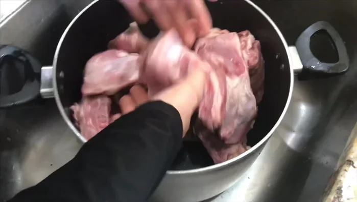 Clean the lamb meat using white vinegar or your preferred method. Rinse thoroughly and place in a strainer.
