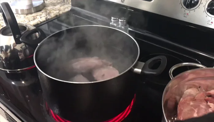 Boil the lamb meat in water for 5 minutes. Drain the water and rinse the meat again.