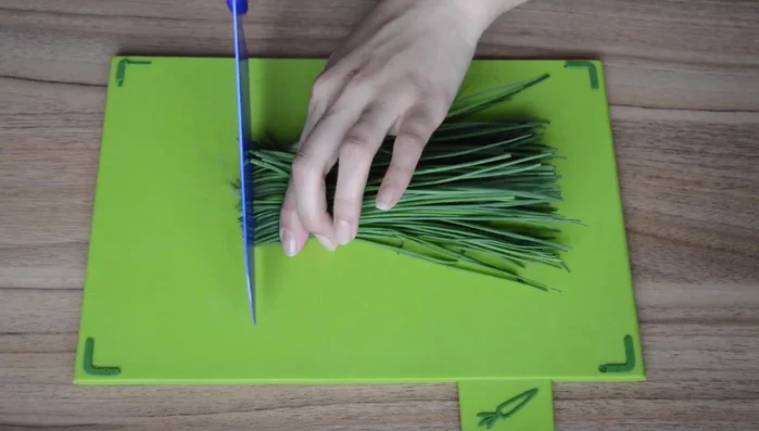 Combine chopped leeks and chives in a bowl. Add salt, pepper, and oil; mix well. (put the Cho leaks into a large bowl to be washed now chop up the chives and add them to the leaks)