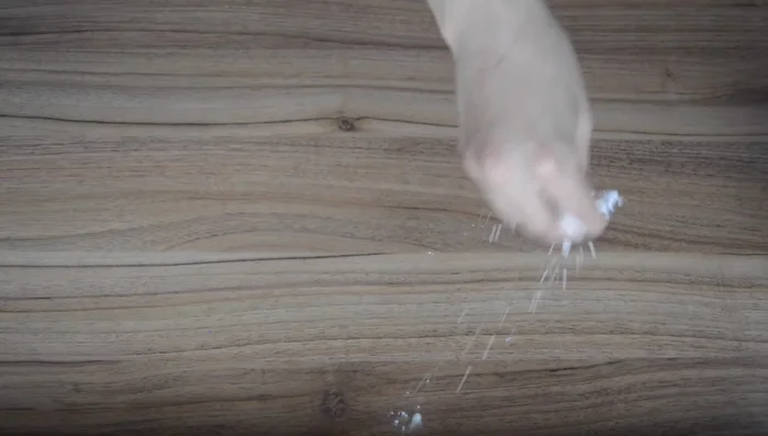 Divide the dough into medium-sized balls. (we're going to separate it into a mediumsized balls)