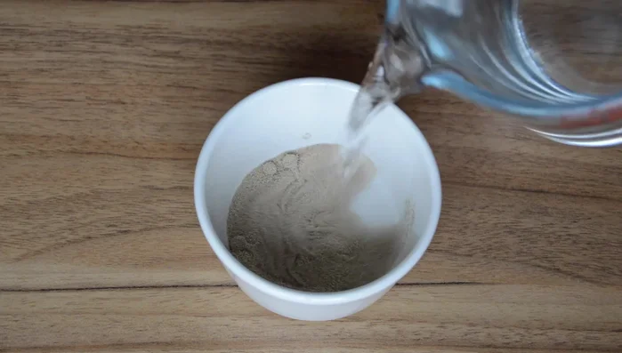 Dissolve yeast in a bit of water. (Mix the yeast with water)