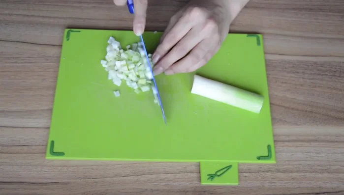 Chop leeks and chives. Wash and drain. (Begin by chopping up the leaks)