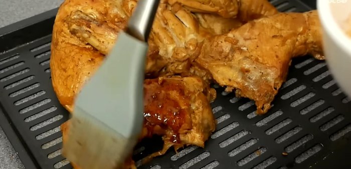 Mix ghee with some of the spice blend and brush onto the chicken. Bake in an air fryer or oven at 200°C for 8-10 minutes to add color and aroma.