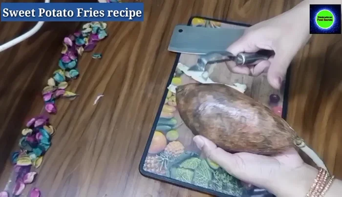 Peel the 200-gram sweet potato and cut it into fry shapes, similar to regular potato chips.