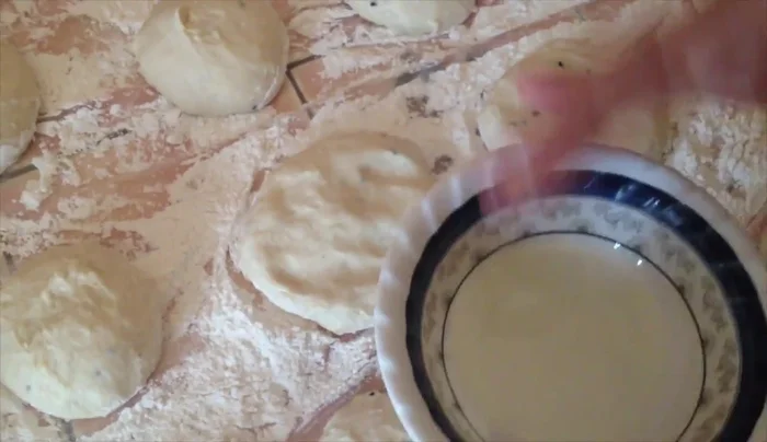 Lightly oil the flattened dough layers with vegetable oil.
