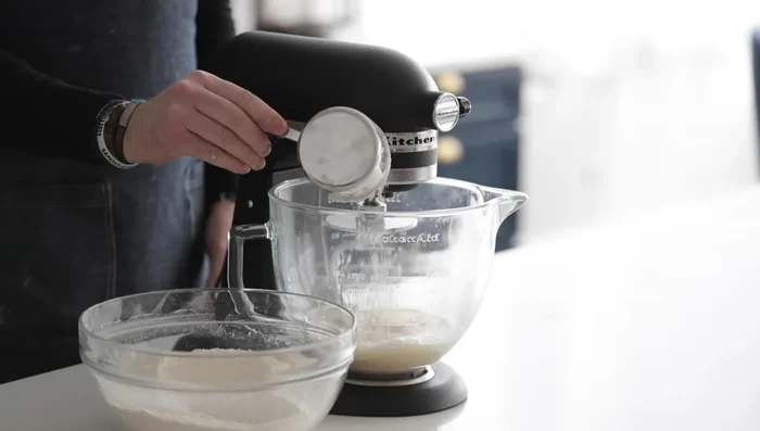 Mix wet and dry ingredients: Add olive oil to the yeast mixture. Gradually add the dry ingredients to the stand mixer with the dough hook, mixing for 8-10 minutes until a smooth, slightly sticky dough forms. (146.64)