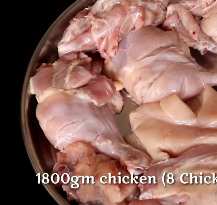 Prepare the chicken: Wash and cut the 1800g chicken into equal-sized pieces. Set aside.