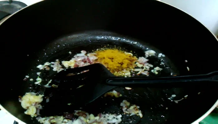 Add curry powder and black pepper. Cook for 3 minutes until fragrant.