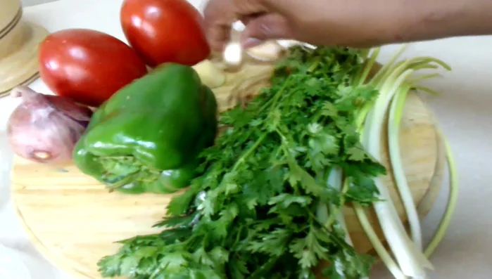 Finely chop onions. Prepare ginger and garlic paste.