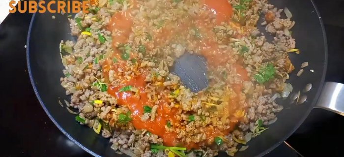 Add tomato paste and cinnamon. Mix well and set aside.