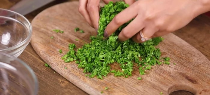 Prepare the herbs: finely chop fresh parsley and mint.
